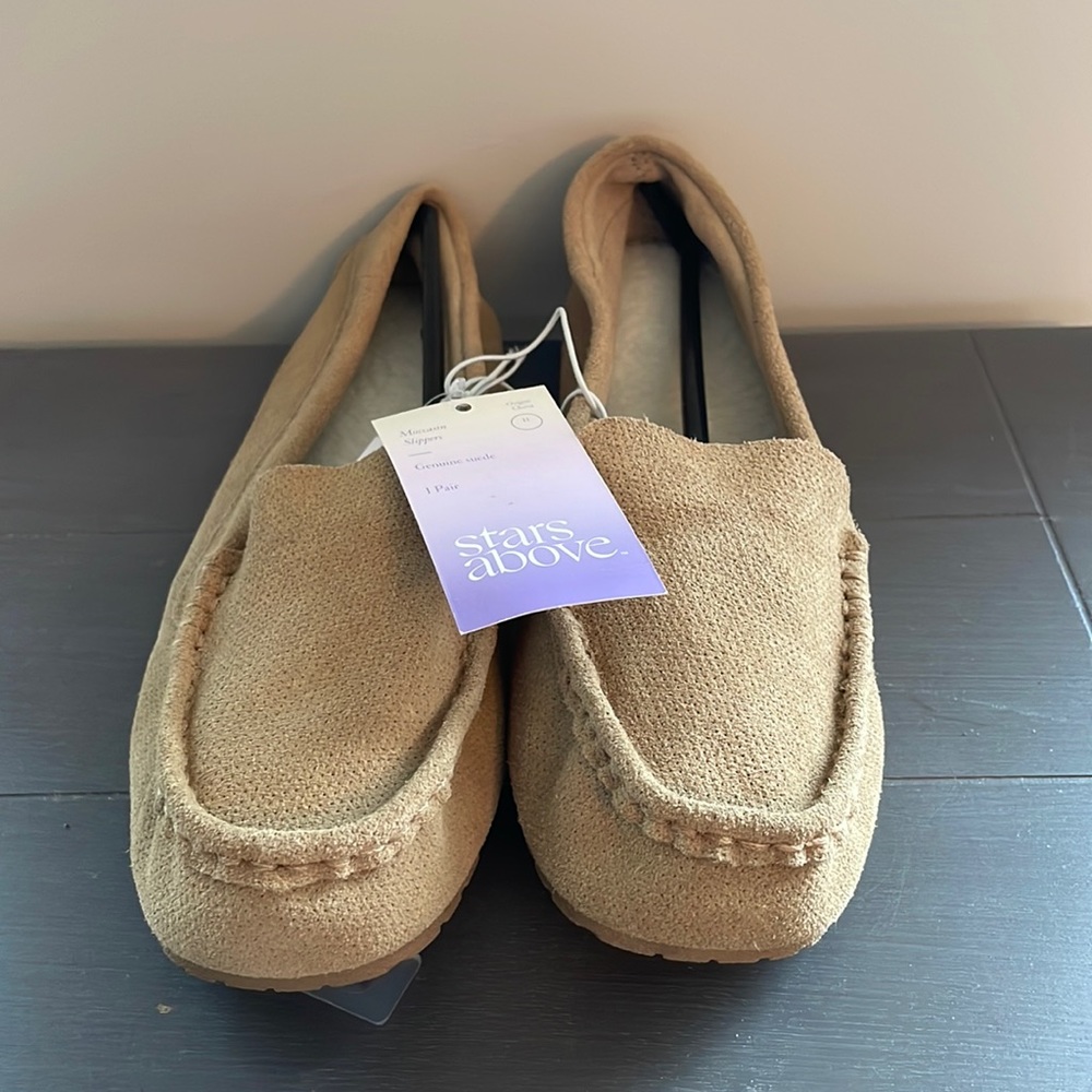NWT tan suede Stars Above brand Women’s slippers in size 11.